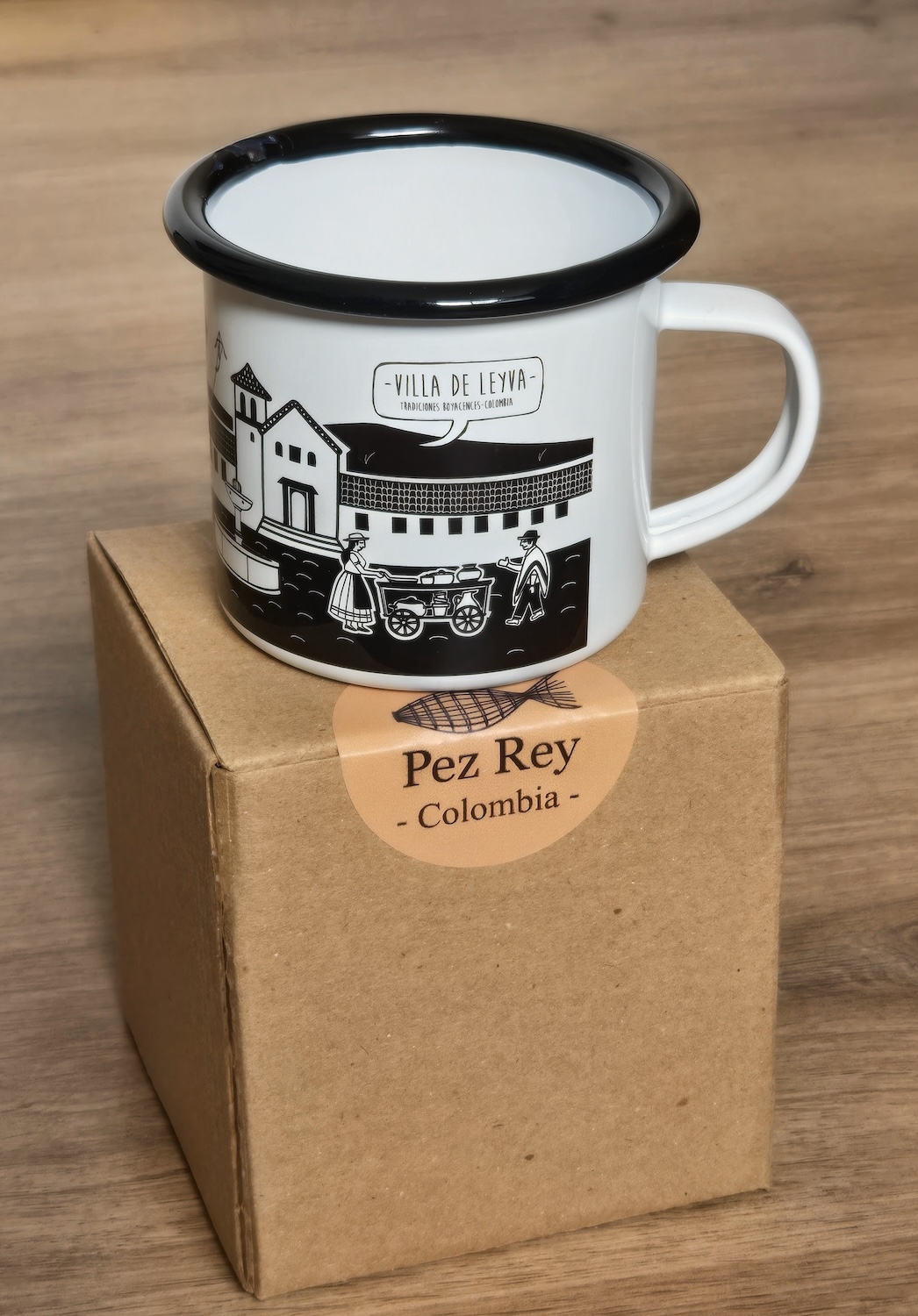 Mug de Peltre Villa de Leyva — vista lateral